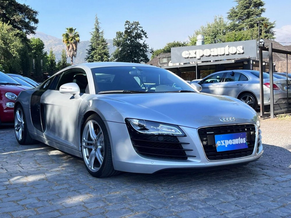 Patio de Expoautos con un Audi R8
