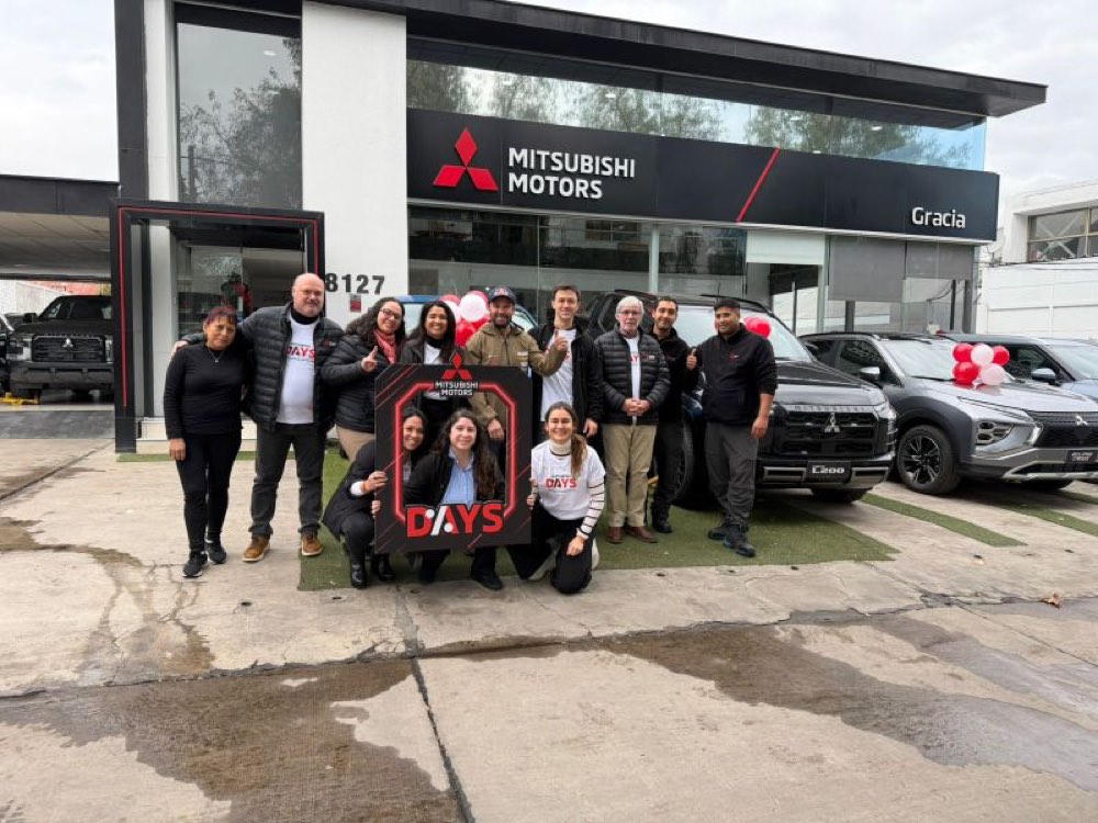 Equipo de Mitsubishi Motors Gracia frente al concesionario