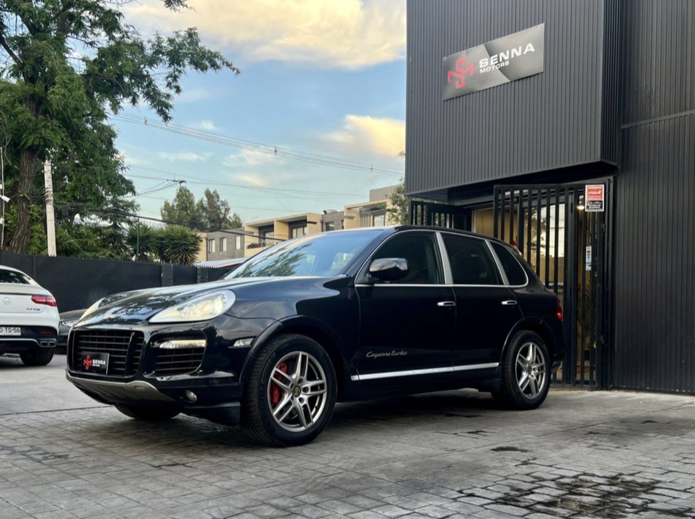 Fachada de Senna Motors con un Porsche Cayenne Turbo