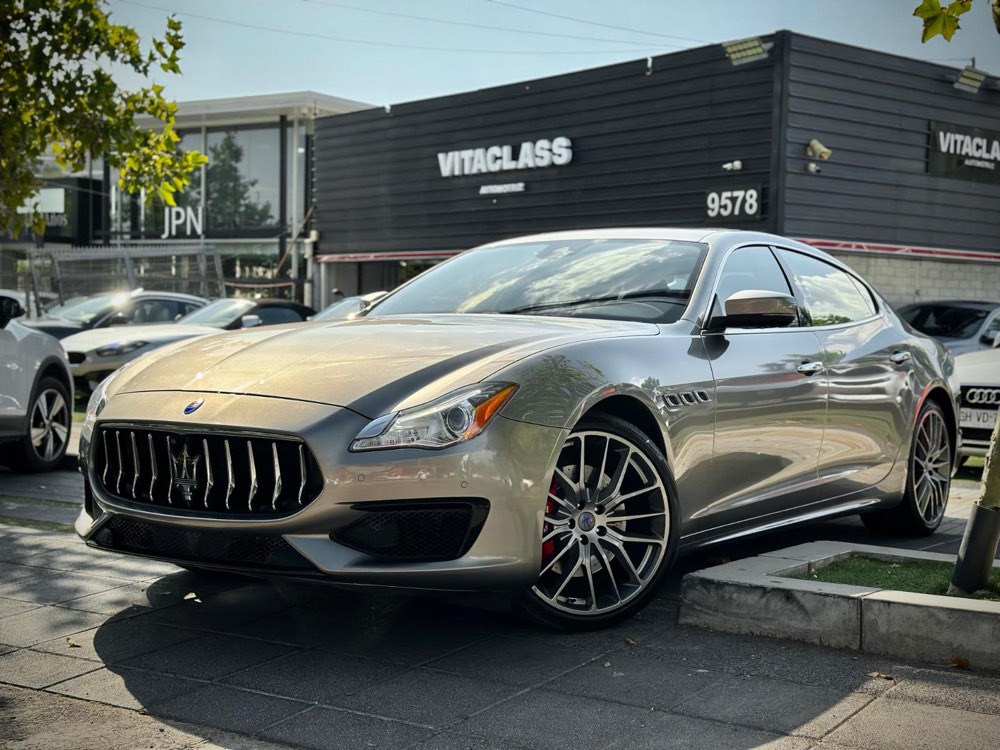 Local de Vitaclass con un Maserati Quattroporte
